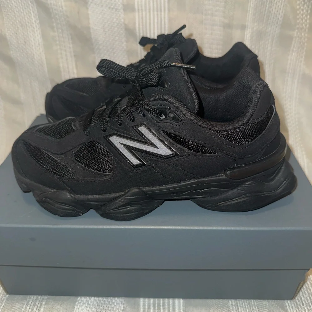 New Balance 9060 Sneakers Triple Black Youth 6.5 Women’s Size 8 - Picture 4 of 10